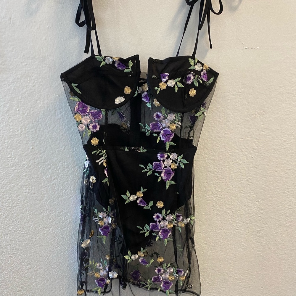 Sheer floral black dress - Pretty Little Thing. Size 4
